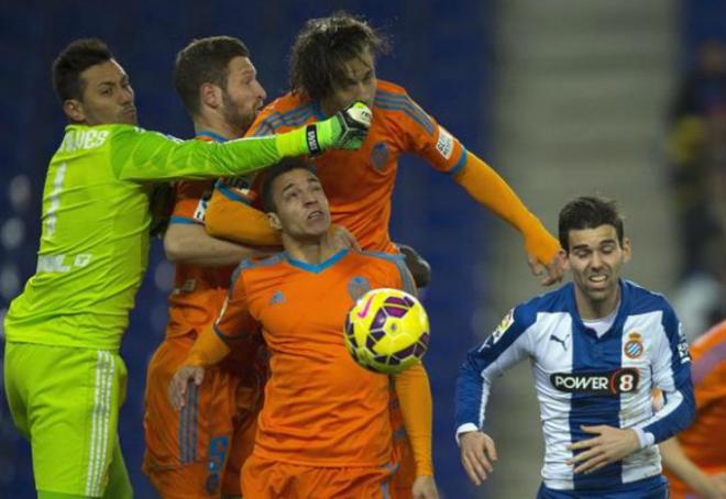 Alves volvió a ser decisivo para el Valencia (Foto EFE)