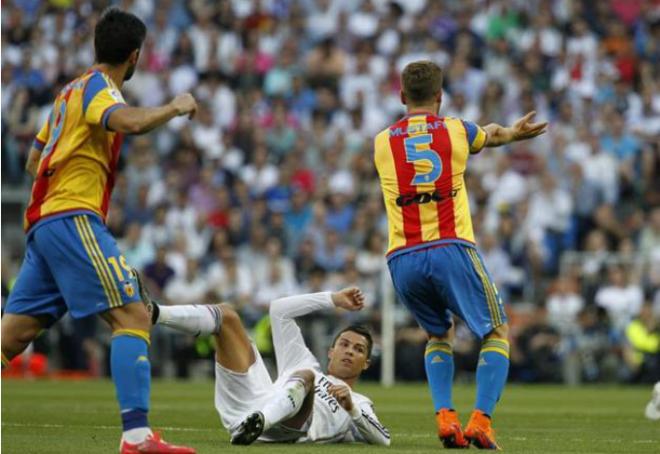 Mustafi le quita un balón a Cristiano en el Bernabéu.