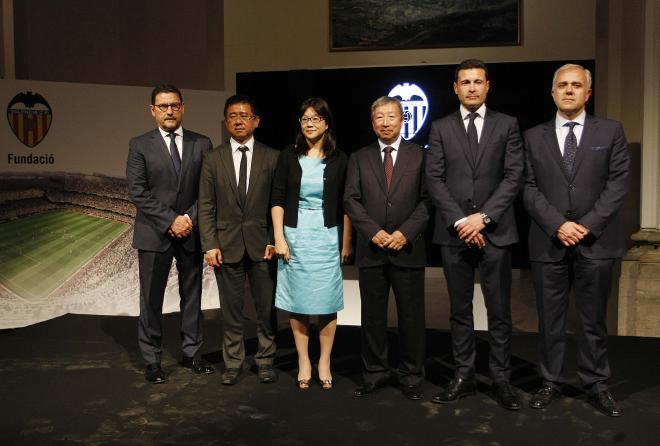 La presidenta del Valencia CF, Lay Hoon, con el presidente de la Fundación, Ser Miang. (Foto. D. González)