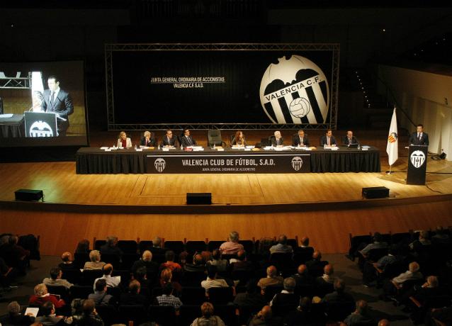 La mesa presidencial en la Junta General del Valencia.