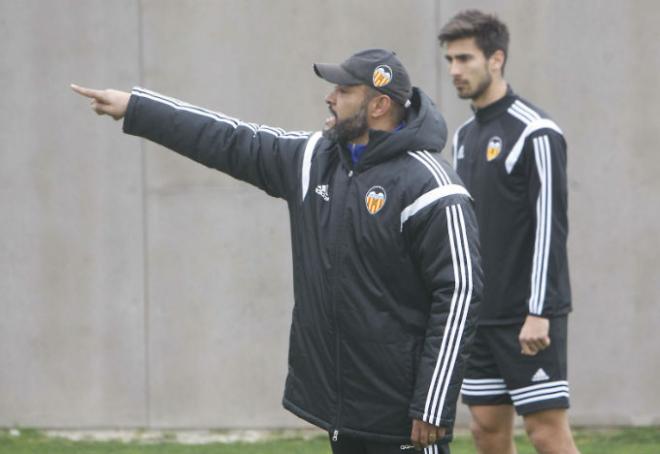 El entrenador del Valencia CF estará presente con otros compañeros en este congreso.