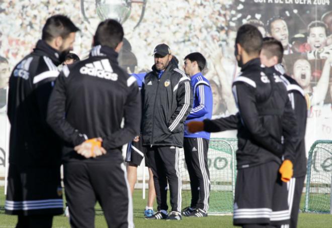 Nuno rodeado de sus jugadores en el entrenamiento