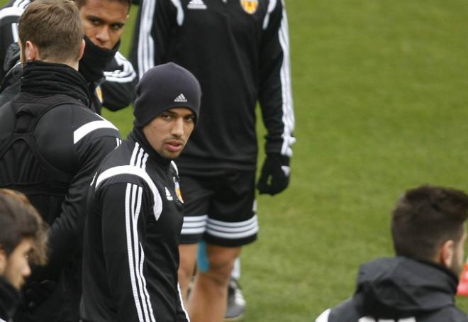 Sofiane Feghouli se tuvo que retirar del entrenamiento por un pisotón de un compañero. (Foto. A. Iranzo)