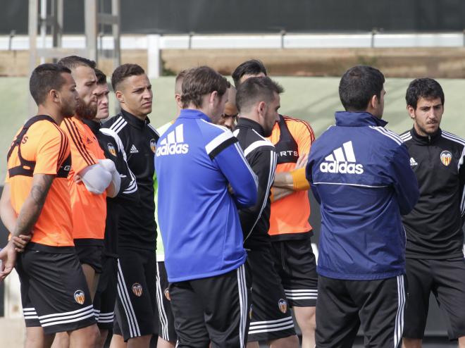 La plantilla del Valencia CF atiende las indicaciones en el entrenamiento. (Foto: D. Glez)