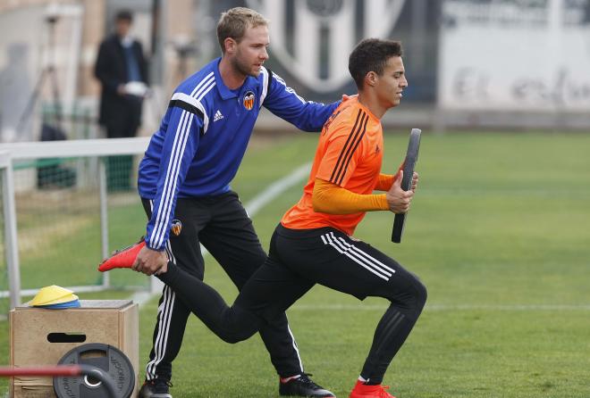 El delantero Rodrigo Moreno trabaja la fuerza en la sesión de Paterna. (Foto: D. González.)