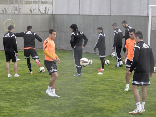 La plantilla valencianista ha trabajado este jueves en sesión vespertina en Paterna. (Foto: A. Iranzo)