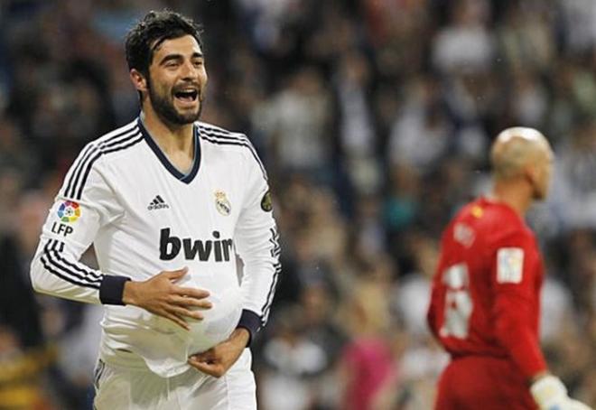 Raúl Albiol celebra uno de los dos goles que marcó con el Real Madrid en Liga.