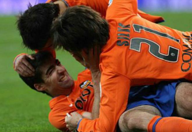 Silva y Villa celebran con Arizmendi el gol.