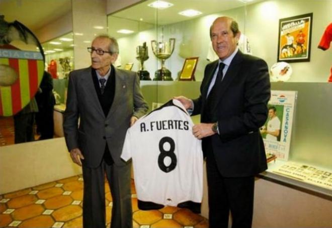 Fuertes en uno de los últimos homenajes que recibió en vida.