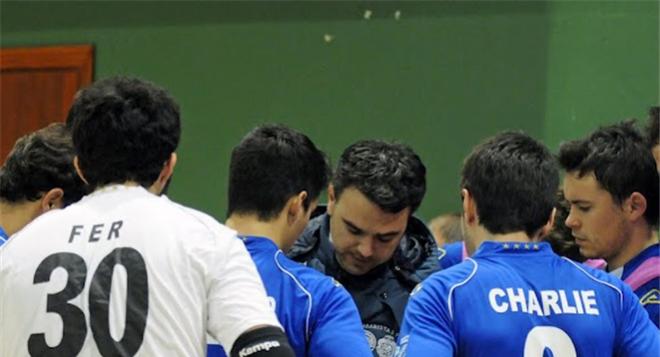Ricardo Iñiguez, que ha sonado para el banquillo, da instrucciones a sus jugadores la pasada temporada.