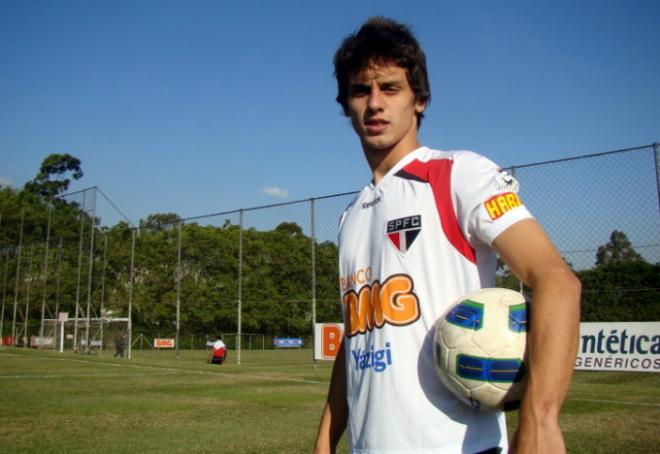 Rodrigo Caio amplía la lista de 22 jugadores brasileños en el Valencia CF.