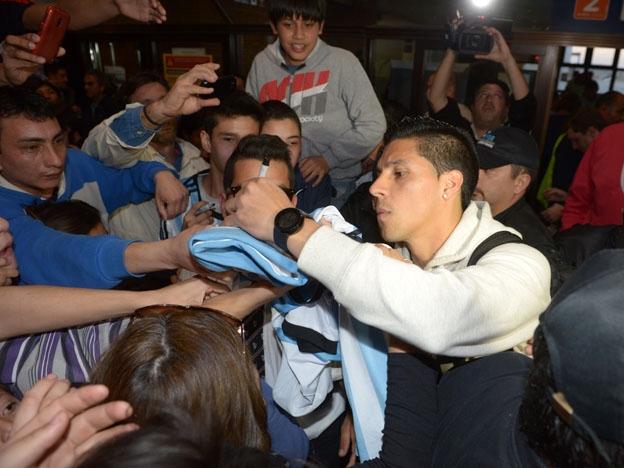 El argentino Enzo Pérez fue recibido como una estrella a su llegada a su Mendoza natal.