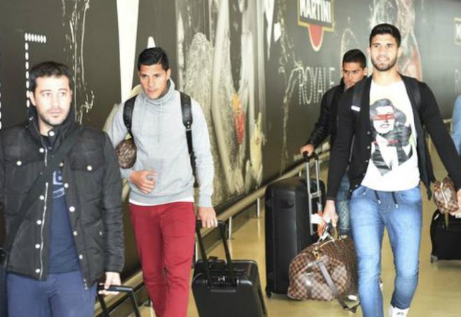 Enzo Pérez a su llegada a Lisboa (foto A Bola).