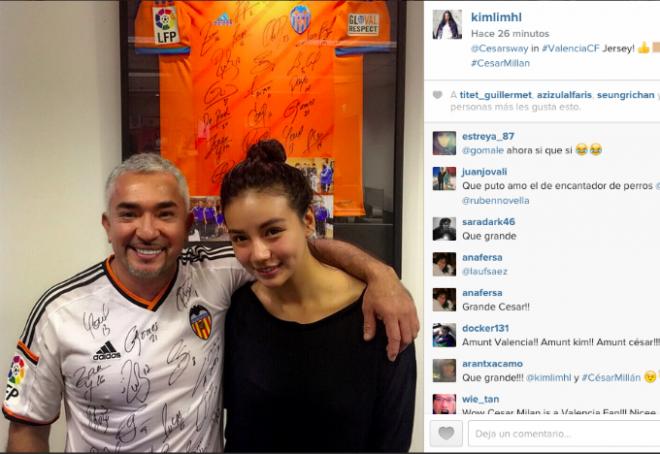 César Millán posa con Kim Lim, sumándose a la lista de famosos que visten la camiseta del Valencia CF.