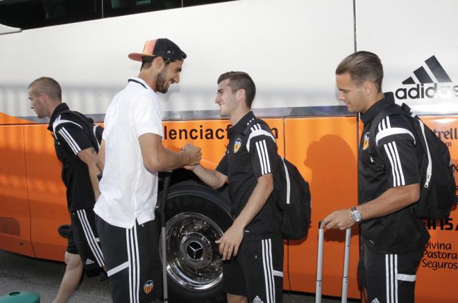 André Gomes despide a sus compañeros en el aeropuerto de Manises. (Foto: A. Iranzo)