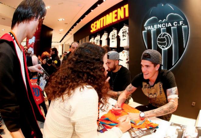 De Paul firmó autógrafos en la Megastore del Valencia (Foto: Valencia CF)