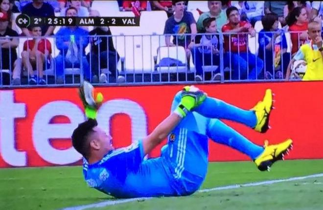 Diego Alves se lesionó de la rodilla.