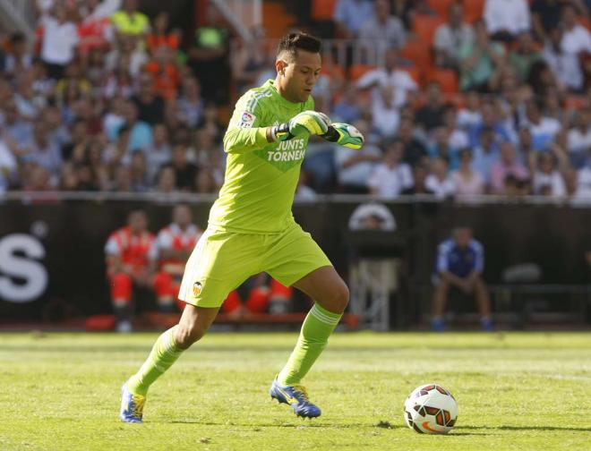 Diego Alves se lesionó la rodilla al caerle encima Bale en una jugada del partido. (Foto: A. Iranzo)