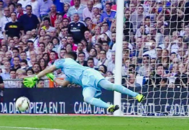 Diego Alves, en el momento de detener el penalti lanzado por Cristiano (Imagen: Canal Plus)