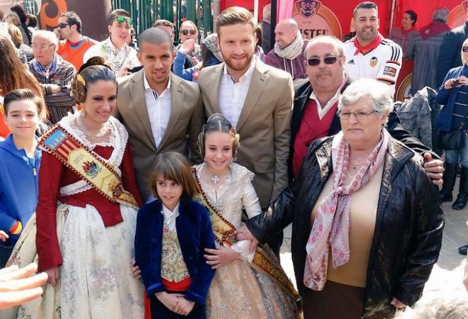 Soso Feghouli y Mustafi han disparado penaltis en la Falla Ferroviaria para combatir el Alzheimer.