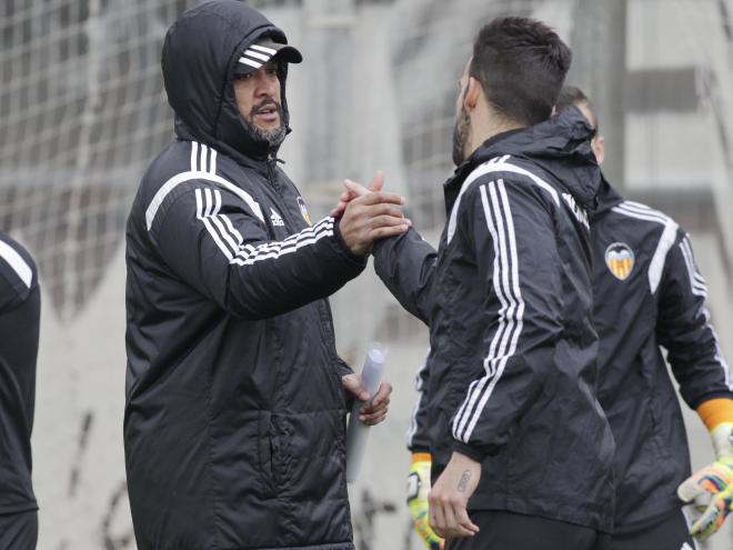 El técnico del Valencia, Nuno Espirito Santo, saluda a Negredo en el entrenamiento. (Foto: A. Iranzo)