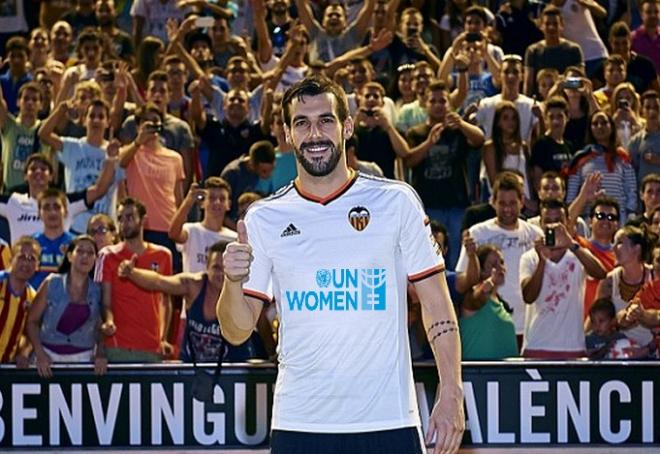 El Valencia llevará Un Women a la espera de un patrocinador que deje 10 'kilos' en el club. (Fotomontaje)