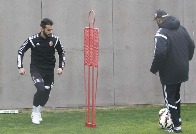 Álvaro Negredo se ha tratado en Paterna y ha saltado al césped a trabajar en solitario.