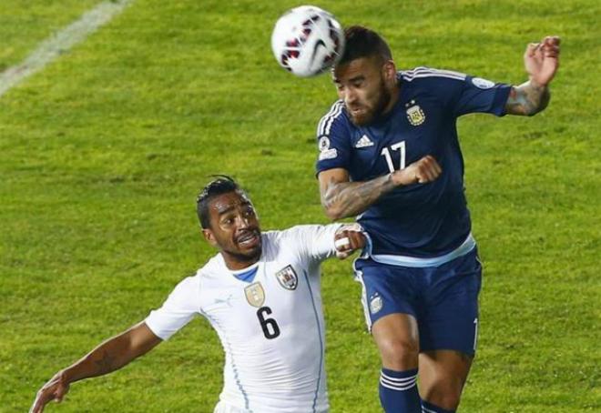 Otamendi sigue jugando a gran nivel con Argentina mientras su futuro está en el aire.