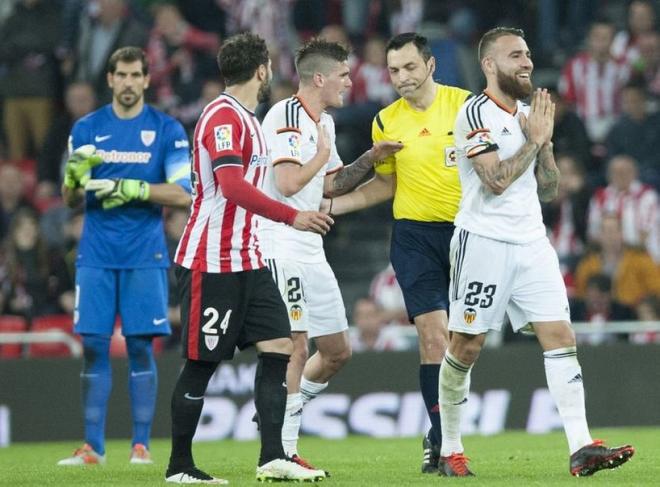 Fernando Teixeira Vitienes no tuvo una buena actuación en San Mamés y sigue sin arbitrar desde entonces.