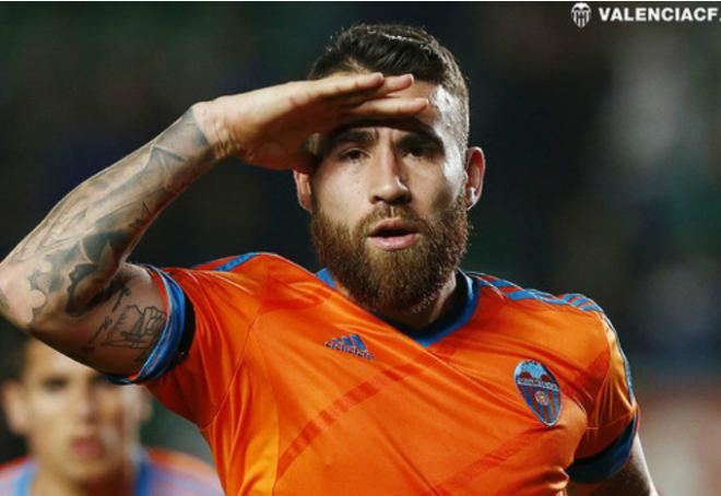 Otamendi celebró su gol en Elche con este saludo (Foto ValenciaCF / Lázaro de la Peña)