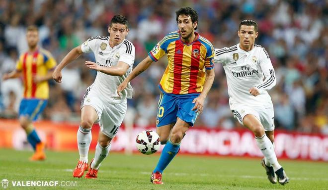 Dani Parejo se anticipa a James. (Foto: Lázaro de la Peña / VCF)