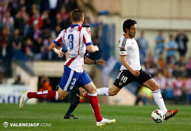 Parejo dando uno de sus 1.008 pases en el Vicente Calderón (Foto Valencia CF.com)