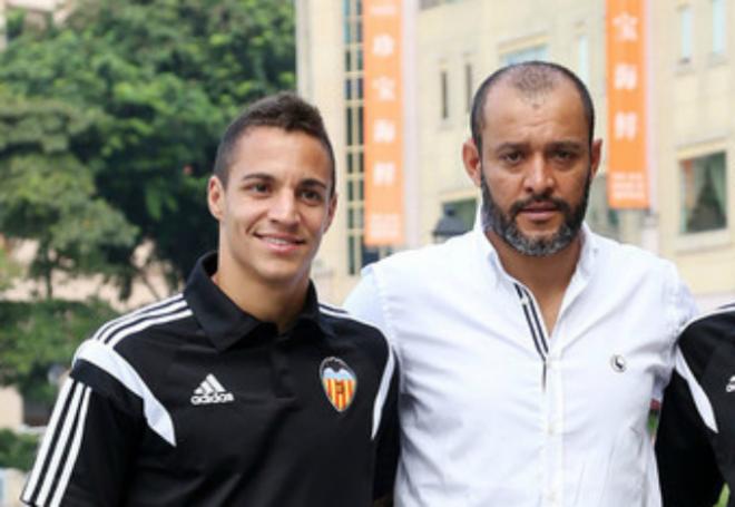 Nuno y Rodrigo en un acto del club en Singapur (Foto ValenciaCF.com)