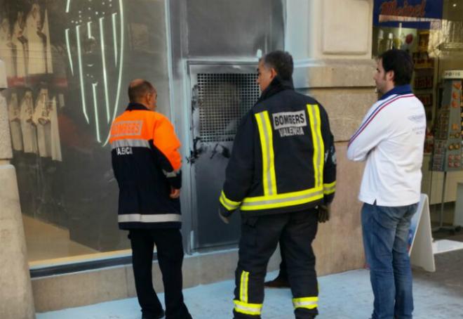 Los bomberos revisan el respiradero afectado.