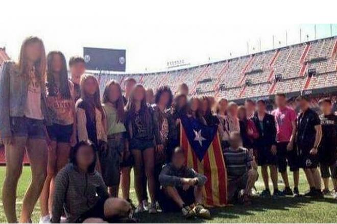 Grupo de jóvenes con la estelada en Mestalla.