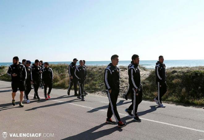 El Valencia paseó por la playa de Gavà. (Foto: Lázaro de la Peña / Valencia CF)