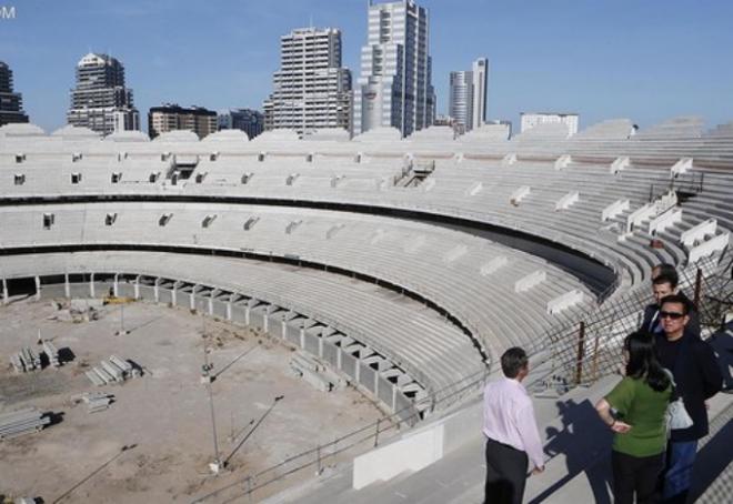 Peter Lim visita el nuevo estadio.