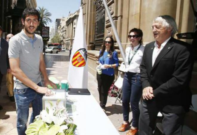 Parejo asistió a la mesa de la Cuestación contra el Cáncer del club. (Foto: ValenciaCF)