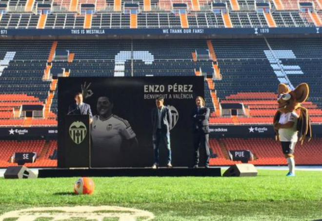 Salvo y Rufete mostraron su alegría con el fichaje de Enzo Pérez. (foto ValenciaCF.com)