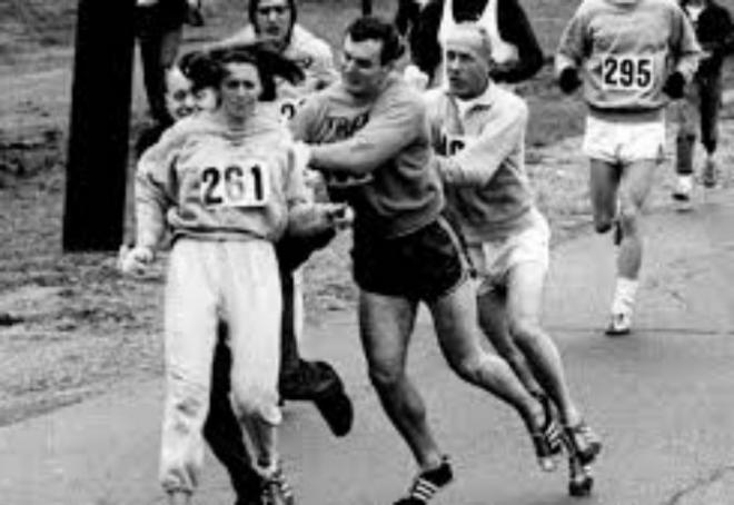 A Kathrine Switzer la intentaron expulsar del maratón de Boston en 1967. (Foto: Boston Globe)