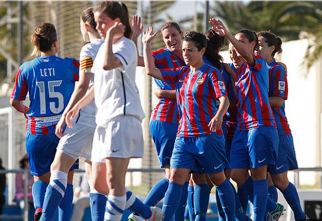 El Levante Femenino celebra uno de los dos goles marcados por Adriana al San Gabriel (Jorge Ramírez)