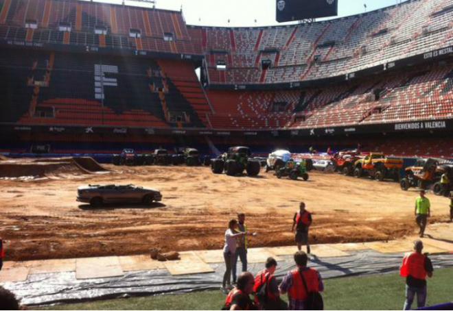 El césped de Mestalla cubierto por arena para recibir a los camiones del Monster Jam (Foto: Víctor Lluch)