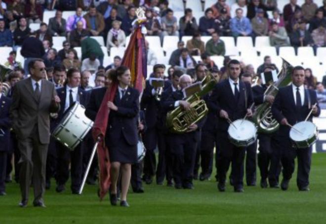 Nicasio Agustinia, dirigiendo el paso de una banda en Mestalla.