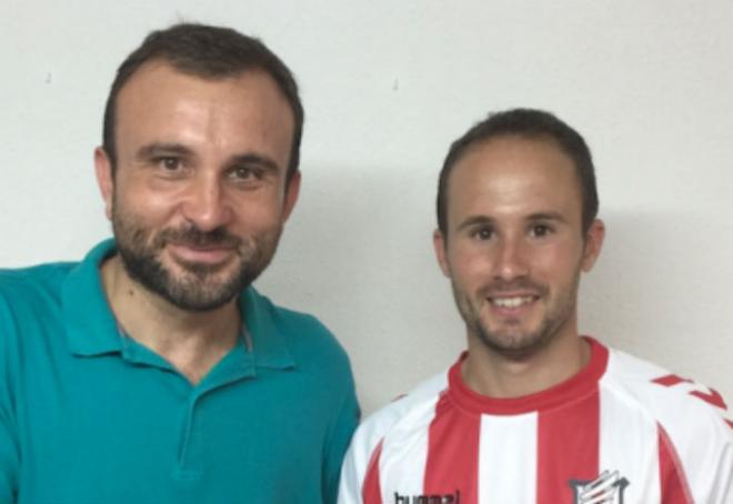 Álvaro posa con el presidente, Toni Hernández.