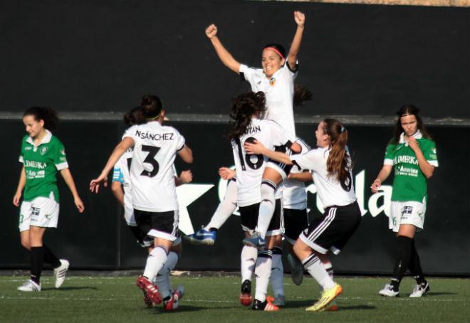 El Valencia Femenino celebra un gol.