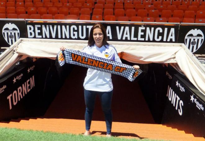 La catalana ya ha pisado el césped de Mestalla. (Foto: Valencia CF)