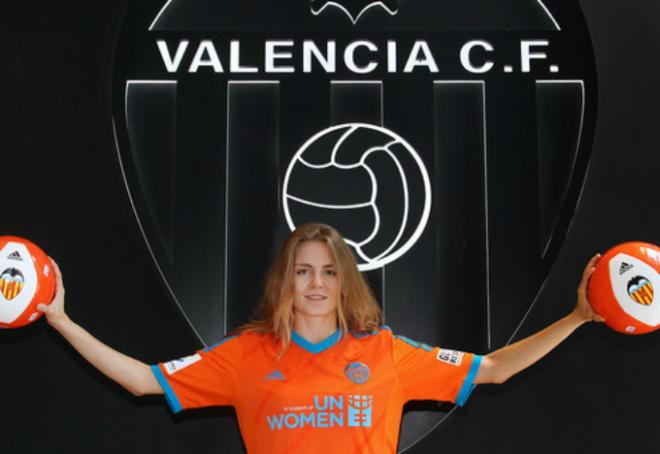 La guardameta Esther Sustralles posa con la camiseta del Valencia CF Femenino (Foto: VCF)