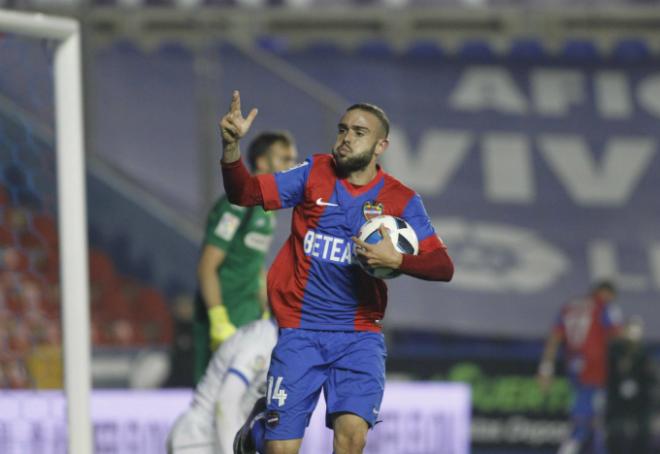 Roger celebra su gol al Espanyol en partido de Copa del Levante UD en la 2015-16.