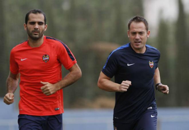 Verza trabaja al margen en un entrenamiento junto al recuperador del Levante UD Félix Vicente