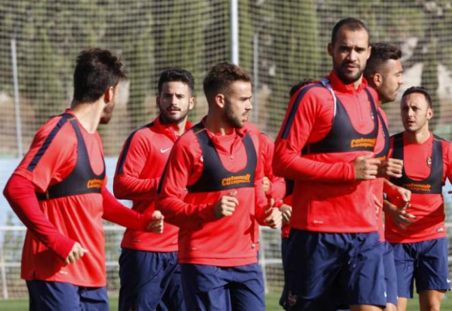 La plantilla del Levante UD, en el entrenamiento del lunes 12 de octubre de 2015